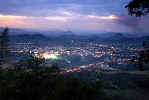 ภูบ่อบิดทิวทัศน์บนยอดเขาตอนกลางคืน